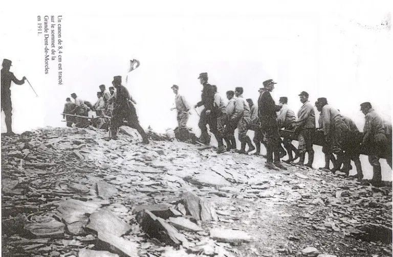 Canon hissé au sommet de la Dent de Morcles en 1911